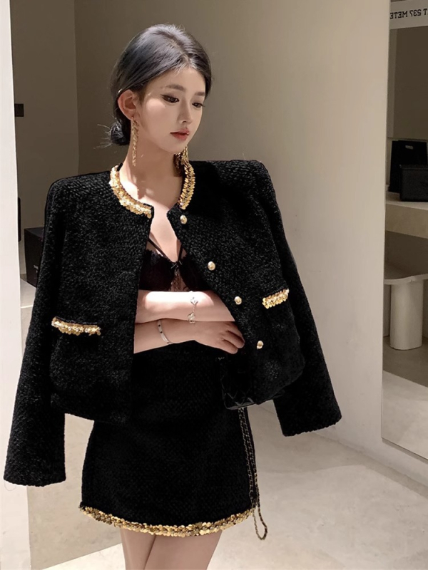 Μπλέιζερ σε στιλ Chanel για γυναίκες: μαύρες παγιέτες από μαλλί, φθινοπωρινό-χειμερινό 2026, γαλλική έμπνευση