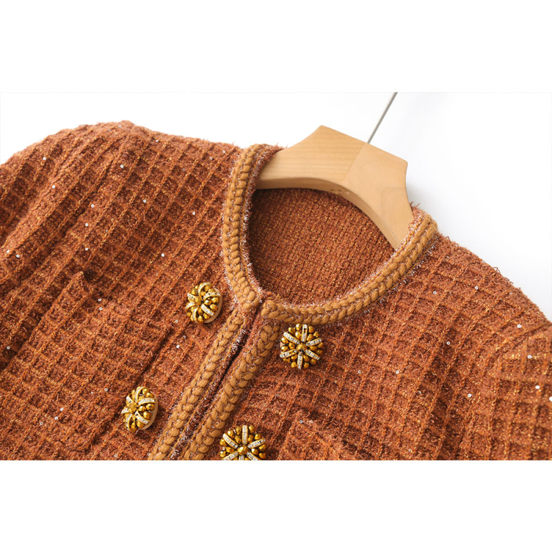 Zimski ženski pleteni kostim u dva dijela: kratko jakna s okruglim izrezom i kratka suknja, jednobojna, zima 2024