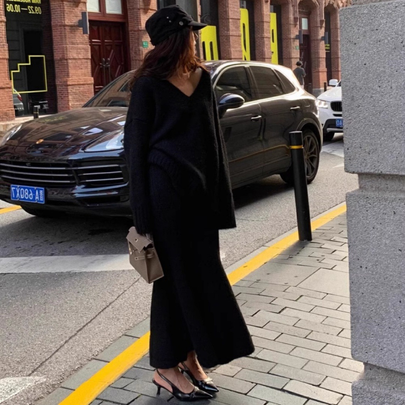 Ženski pleteni set: top s V izrezom i midi suknja, ležerni stil, jesen-zima