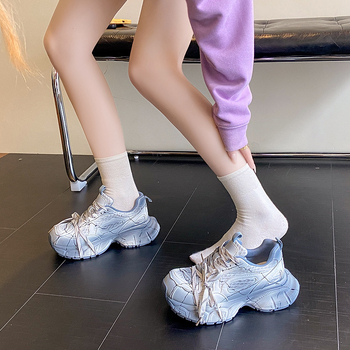 Ženske tenisice tipa dad shoes sa debelim potplatom, grafičkim uzorom i mrežastim gornjim dijelom