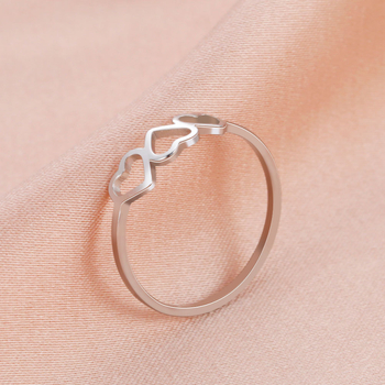 Prsten od nehrđajućeg čelika s izrezbarenim motivom tri srca, vertikalno raspoređen, unisex.