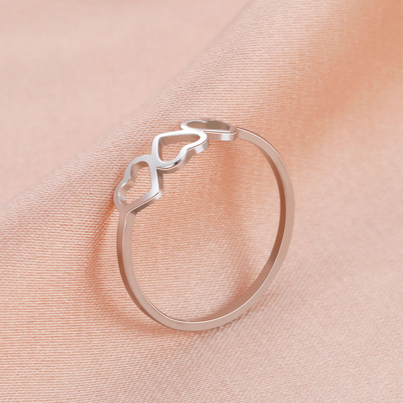 Prsten od nehrđajućeg čelika s izrezbarenim motivom tri srca, vertikalno raspoređen, unisex.