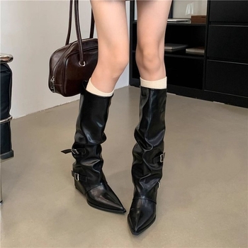 Ženske čizme iznad koljena s oštrim prstom, kopčom i plisiranim detaljima, debeli pet 6–8 cm, punk stil, model 2025