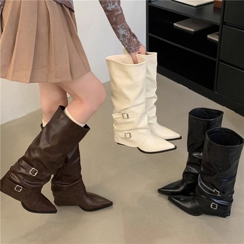 Ženske čizme iznad koljena s oštrim prstom, kopčom i plisiranim detaljima, debeli pet 6–8 cm, punk stil, model 2025