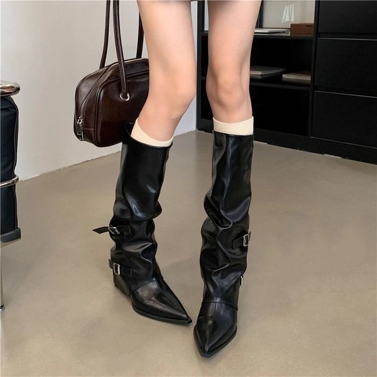 Ženske čizme iznad koljena s oštrim prstom, kopčom i plisiranim detaljima, debeli pet 6–8 cm, punk stil, model 2025