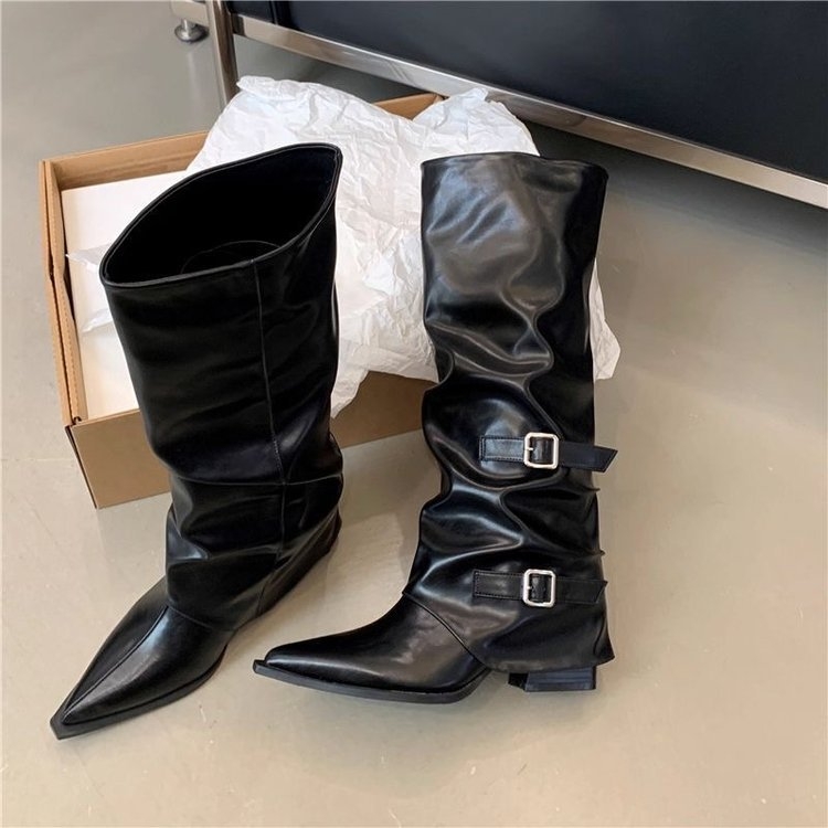 Ženske čizme iznad koljena s oštrim prstom, kopčom i plisiranim detaljima, debeli pet 6–8 cm, punk stil, model 2025