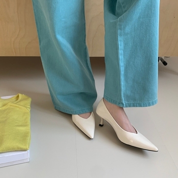 Francuski stil ženstvene salonke s tankim petom, sjajna patent koža, zašiljeni vrh, 2026 novi model, elegantna svakodnevna obuća