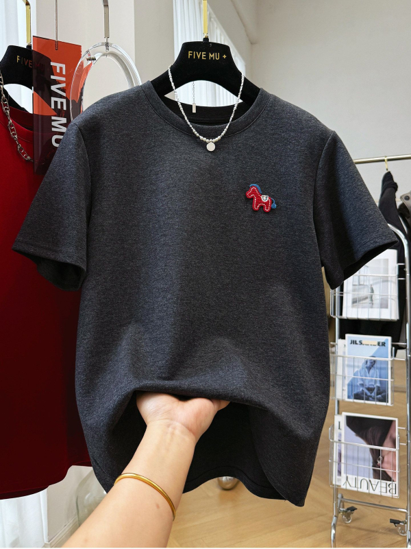 Ženski T-shirt kratkih rukava s okruglim izrezom, Derong rebrasta tkanina, plus veličina 120 kg, rana proljeće, karikatura šivenje, ležerni kroj, upečatljiv top