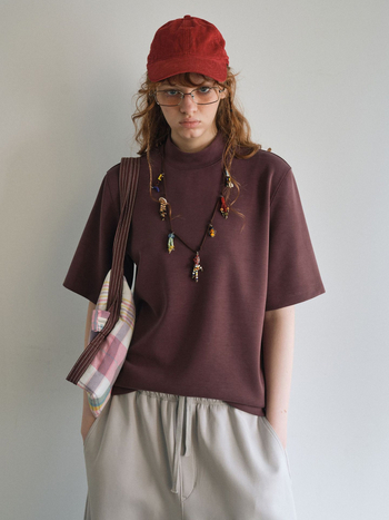 Ženski T-shirt kratkih rukava s ovratnikom mock neck, jednobojan, modal-poliester smjesa, mat završetak, model V9617