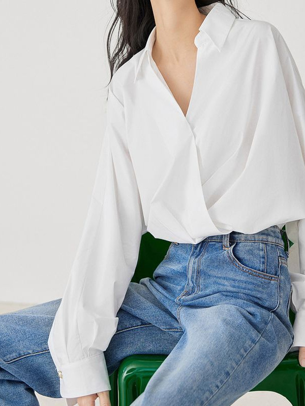 Ženska košulja s francuskim V-izrezom, inspirirana dizajnom, elegantna i minimalistička za uredski top za jesen.