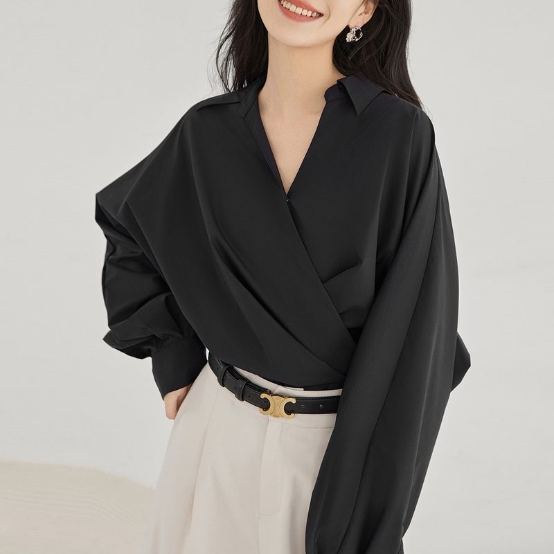 Ženska košulja s francuskim V-izrezom, inspirirana dizajnom, elegantna i minimalistička za uredski top za jesen.