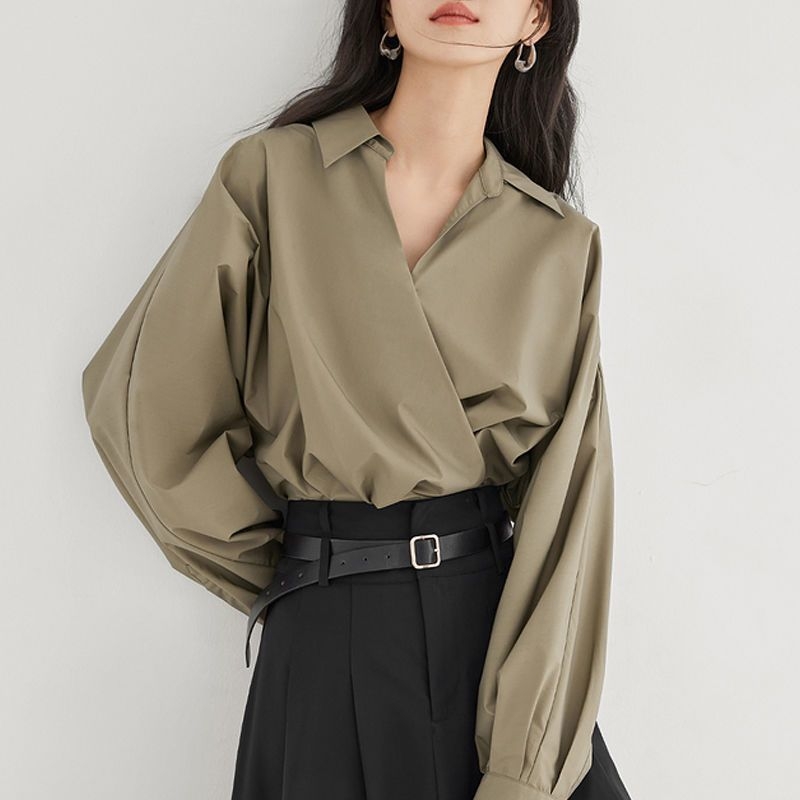 Ženska košulja s francuskim V-izrezom, inspirirana dizajnom, elegantna i minimalistička za uredski top za jesen.