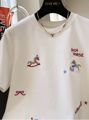 Siva ženski T-shirt kratkih rukava s printom ponija, slobodan kroj, proljeće 2026