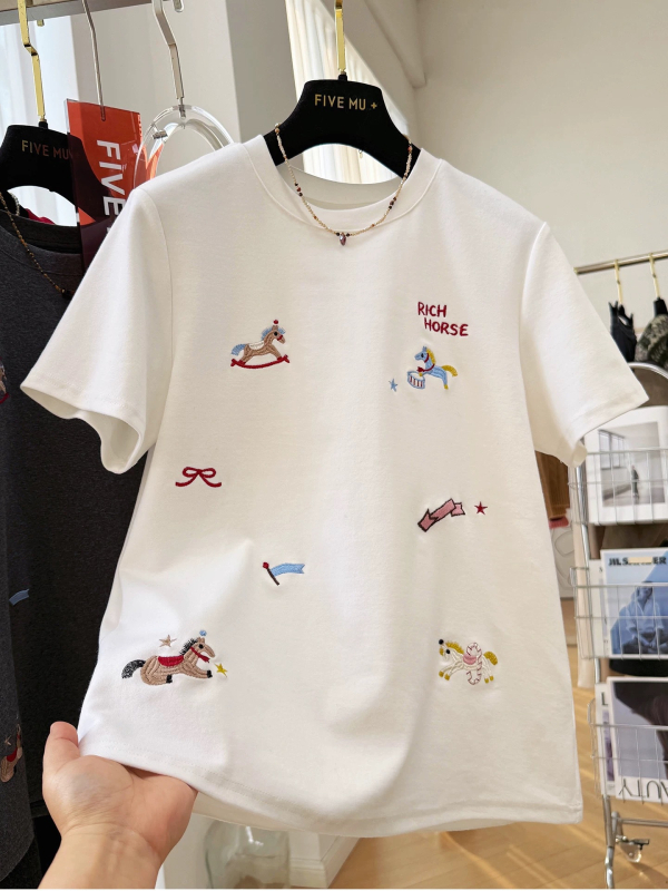 Siva ženski T-shirt kratkih rukava s printom ponija, slobodan kroj, proljeće 2026