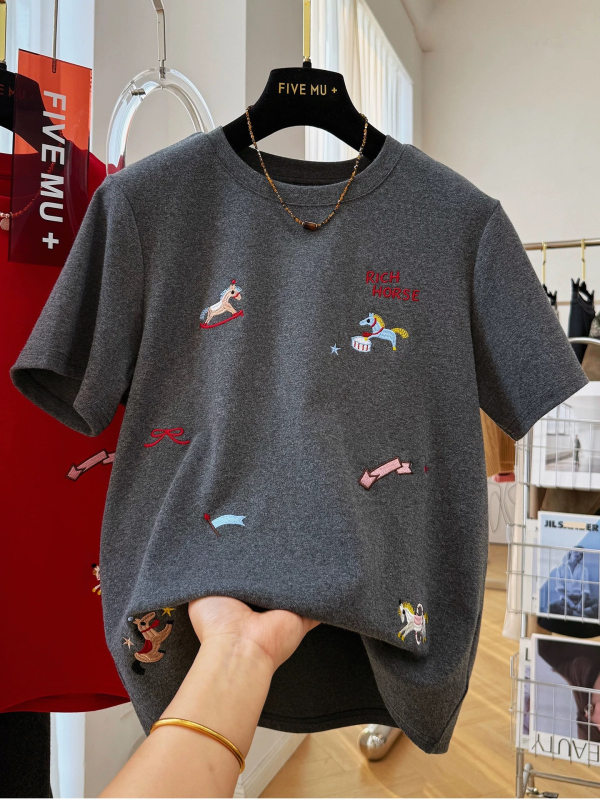 Siva ženski T-shirt kratkih rukava s printom ponija, slobodan kroj, proljeće 2026