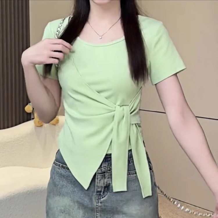 Ženski T-Shirt 2025, novi dizajn s prorezom i trakama, nesimetričan kroj, moderan i laskav silueta.