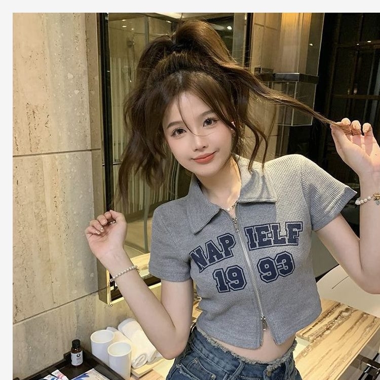 Ženski crop top s kratkim rukavima, zip sa prednje strane i polo ovratnik, uski kroj, ljetni street style