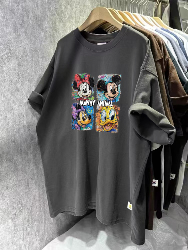 Moderno T-shirt s kratkim rukavima, slobodnog kroja, pokriva trbuh, ljetni casual stil, otisak karikature, plus size, okrugli izrez