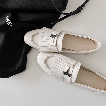 Ženske slip-on loaferice s resicama i metalnom kopčom, okrugli vrh, mat ovčja koža, ravna potplata