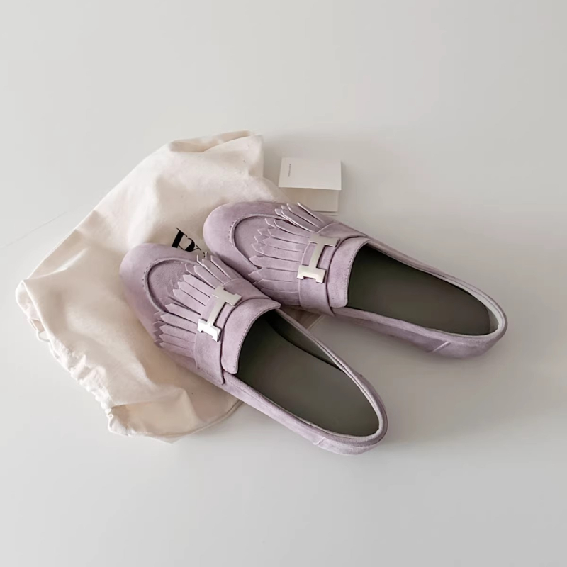 Ženske slip-on loaferice s resicama i metalnom kopčom, okrugli vrh, mat ovčja koža, ravna potplata