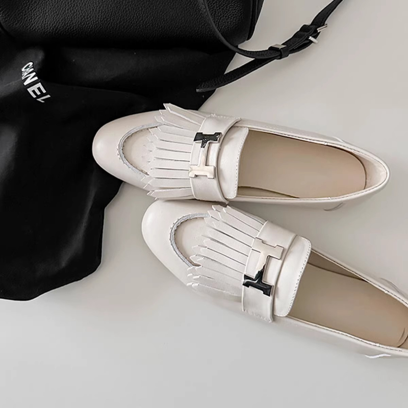 Ženske slip-on loaferice s resicama i metalnom kopčom, okrugli vrh, mat ovčja koža, ravna potplata