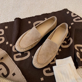 Grape Mom női loaferek ősz-télre — francia stílusú kerek orrú slip-on, bőr felsőrész, gumírozott talp