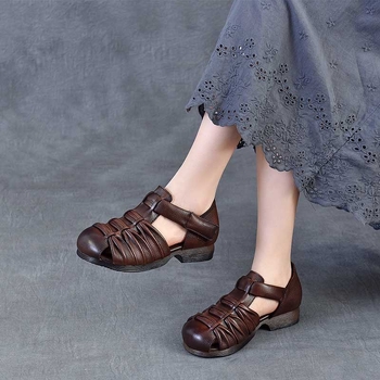 Sandale od prve kvalitete teleće kože, ručno pletene, lagane i prozračne, retro rimski stil, perforiran dizajn, s Velcro zatvaračem.