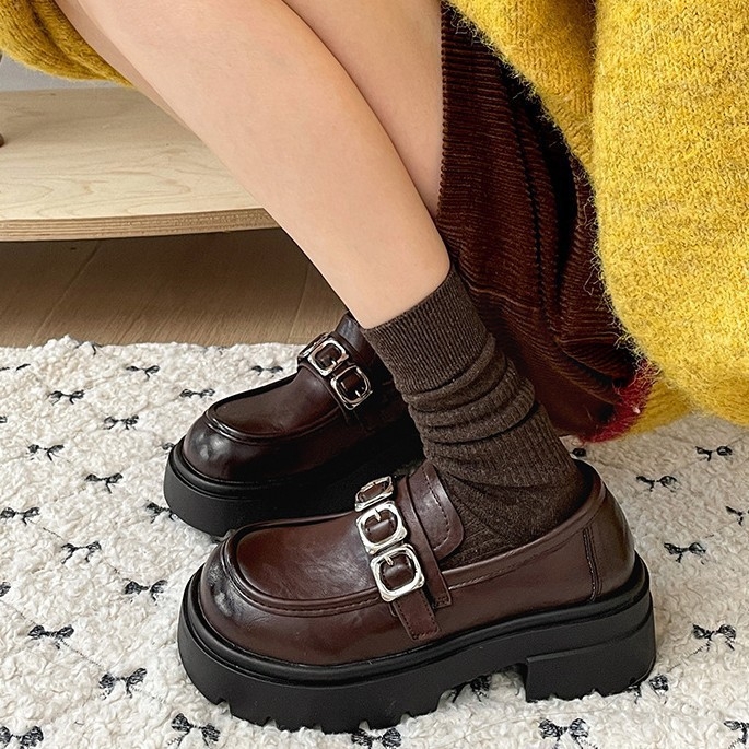 Smeđi ženski loaferi u britskom stilu s debelim potpeticama i debelom potplatom, slip-on, model 2024 za jesen i zimu