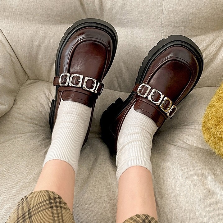 Smeđi ženski loaferi u britskom stilu s debelim potpeticama i debelom potplatom, slip-on, model 2024 za jesen i zimu