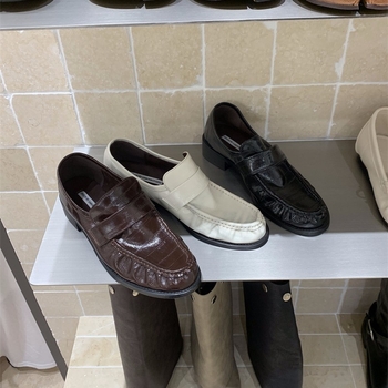 Retro moda, ručno izrađene plisirane mokasice, proljeće 2025, britanski stil, za žene, eel koža