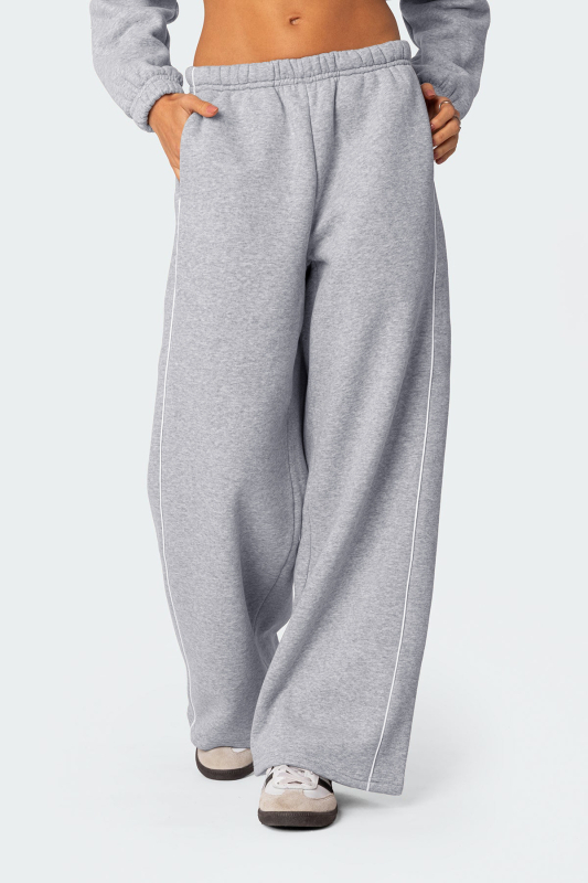 Ženske zimske sportske hlače u streetwear stilu, bijela kontrastna bočna crta, elastičan pojas, ravni kroj, casual sportski stil