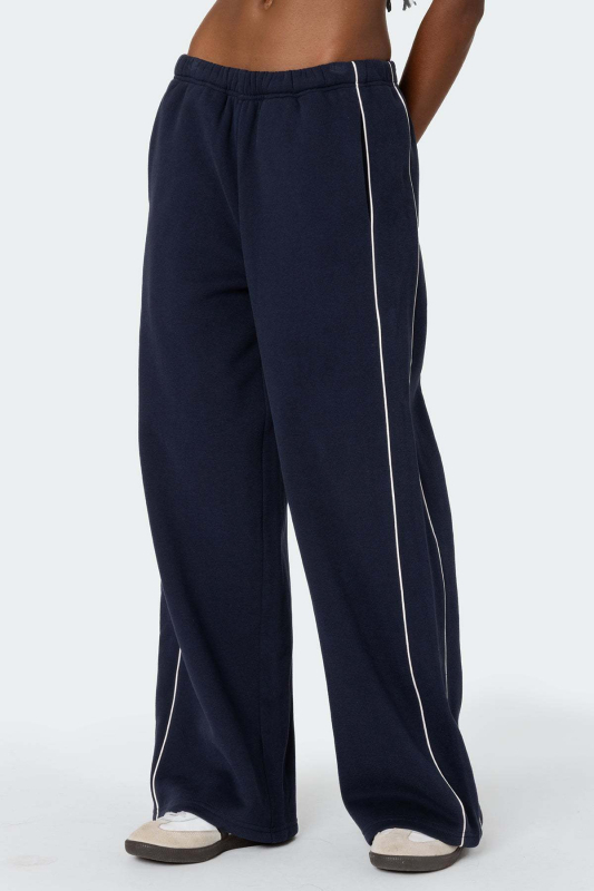 Ženske zimske sportske hlače u streetwear stilu, bijela kontrastna bočna crta, elastičan pojas, ravni kroj, casual sportski stil