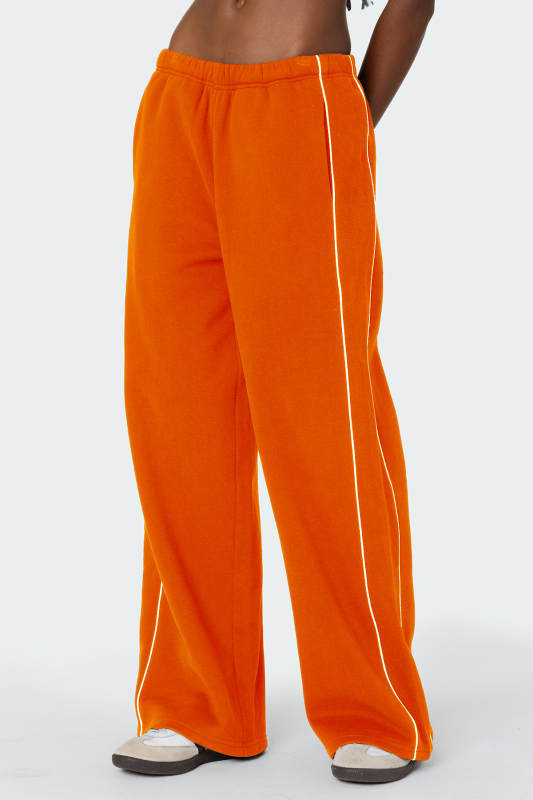 Ženske zimske sportske hlače u streetwear stilu, bijela kontrastna bočna crta, elastičan pojas, ravni kroj, casual sportski stil