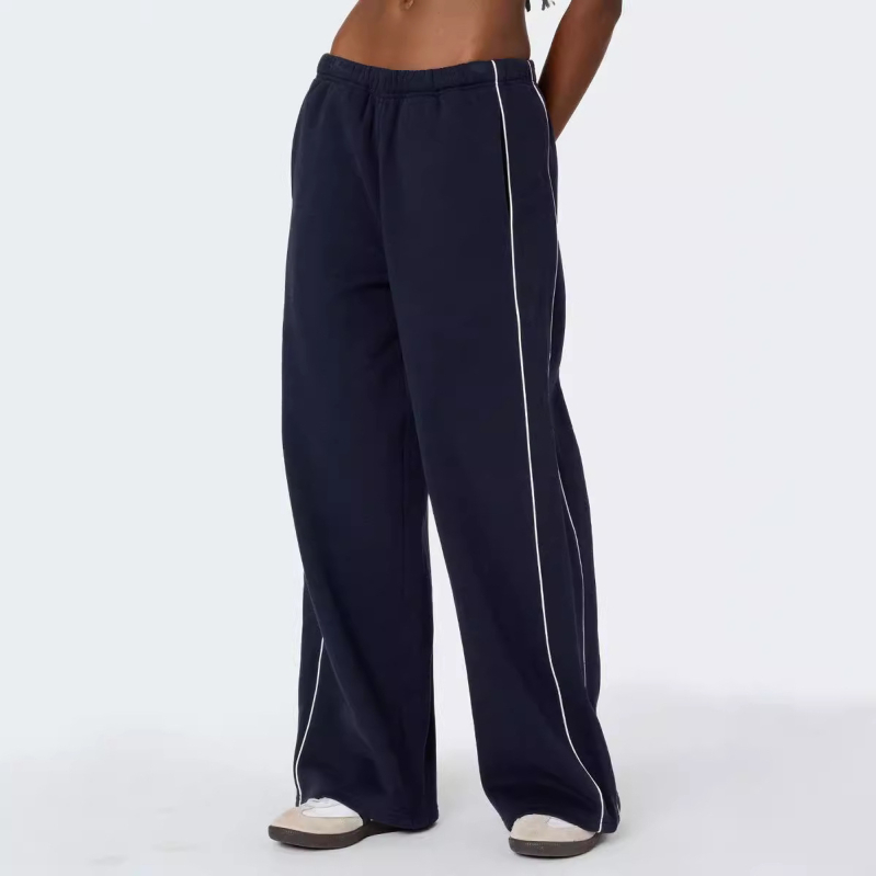 Ženske zimske sportske hlače u streetwear stilu, bijela kontrastna bočna crta, elastičan pojas, ravni kroj, casual sportski stil