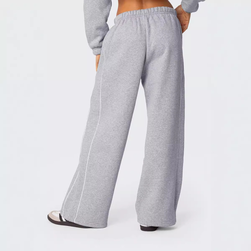 Ženske zimske sportske hlače u streetwear stilu, bijela kontrastna bočna crta, elastičan pojas, ravni kroj, casual sportski stil