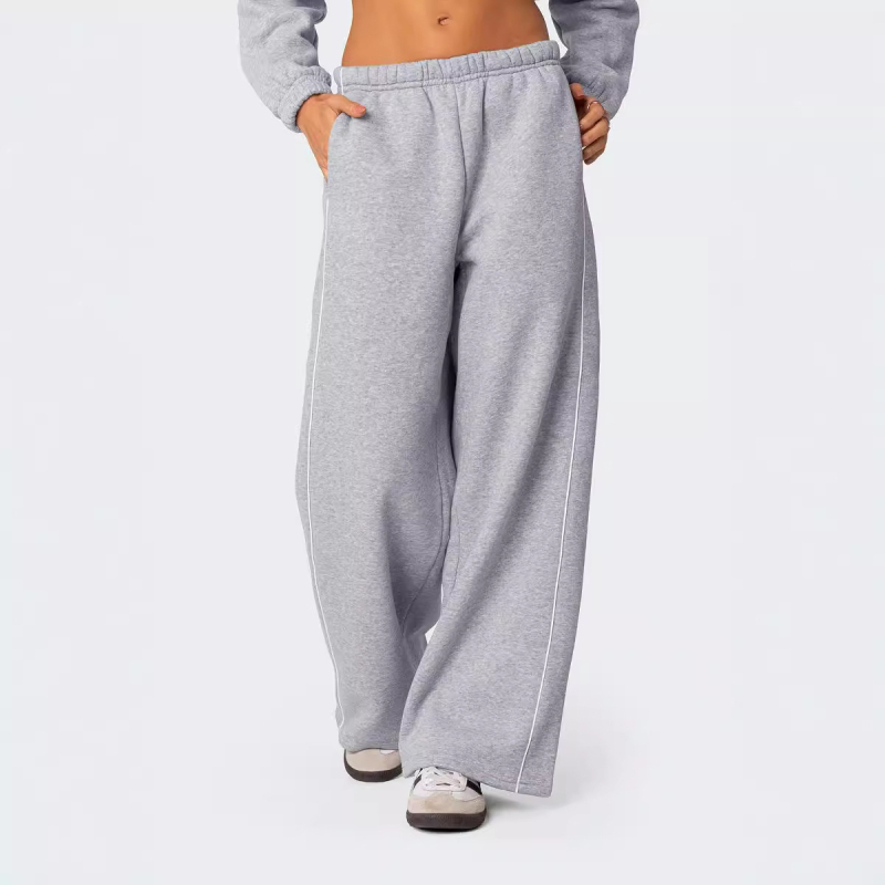 Ženske zimske sportske hlače u streetwear stilu, bijela kontrastna bočna crta, elastičan pojas, ravni kroj, casual sportski stil
