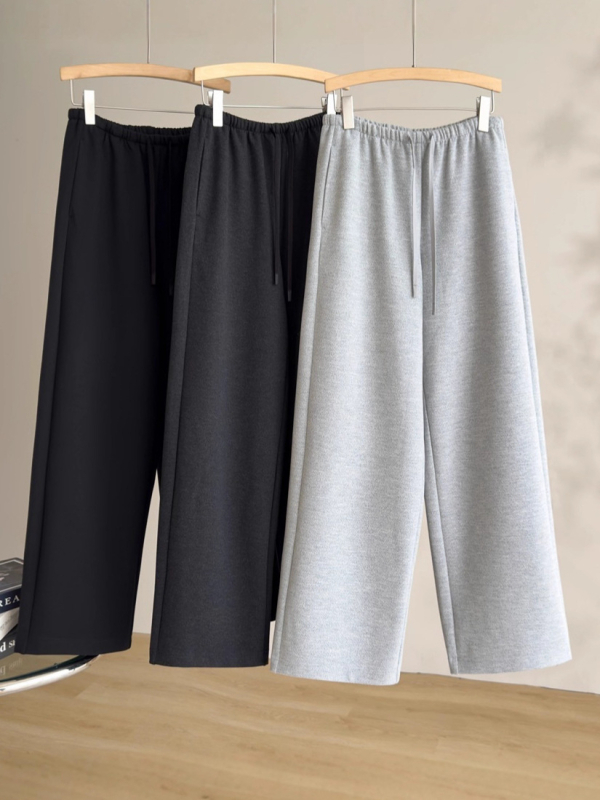 Crne ženske hlače s širokim krojem, šnira za podešavanje, fleece podstava, elastičan pojas, casual