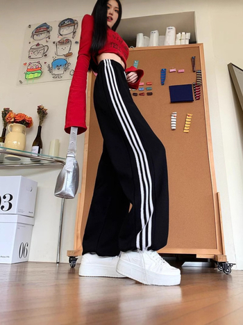 Ženske sportske hlače visokog struka, širokih nogavica, ravnog kroja, tri pruge, casual
