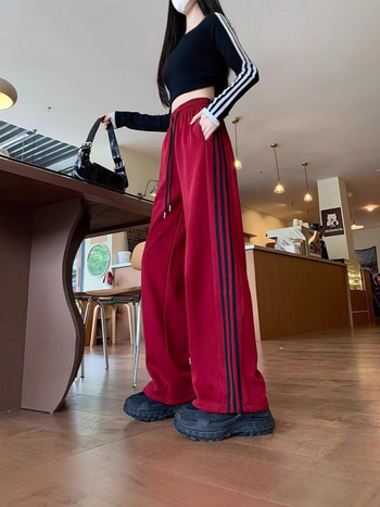 Ženske sportske hlače visokog struka, širokih nogavica, ravnog kroja, tri pruge, casual