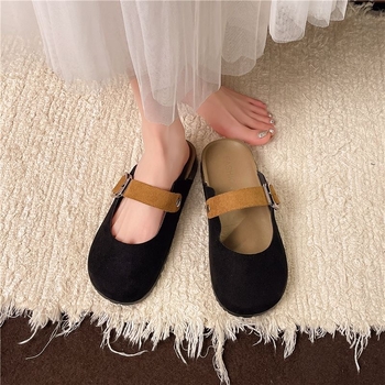 Sandale feminine în stil Birkenstock: vârf închis, decupaje decorative, talpă moale respirabilă, pentru interior și exterior