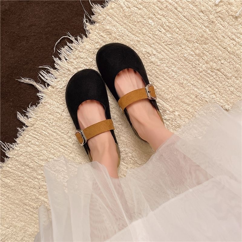 Sandale feminine în stil Birkenstock: vârf închis, decupaje decorative, talpă moale respirabilă, pentru interior și exterior