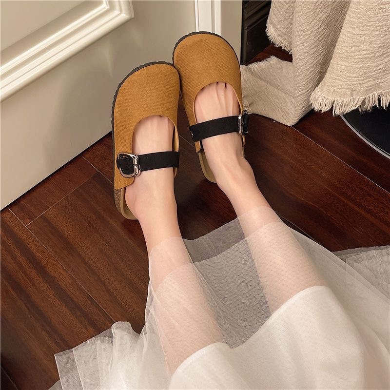 Sandale feminine în stil Birkenstock: vârf închis, decupaje decorative, talpă moale respirabilă, pentru interior și exterior