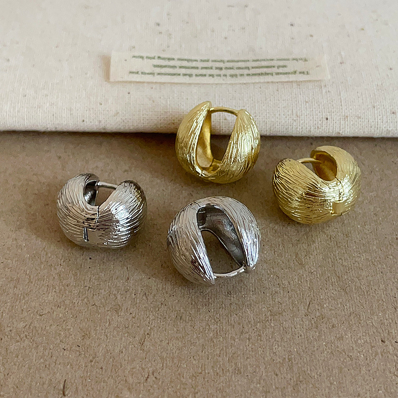 Okrugle metalne naušnice s teksturom školjke za žene – lagani luksuz, elegantnog stila, svestrane