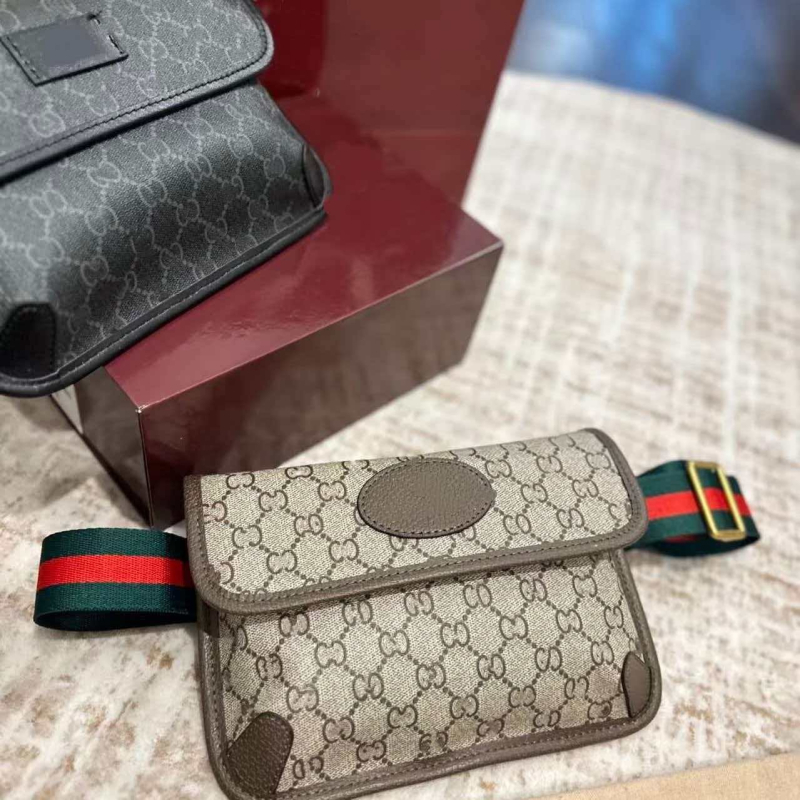 Torba messenger od prave kože s monogramom, širokim prugastim remenom za rame; torba za pojas, prsna i crossbody za žene