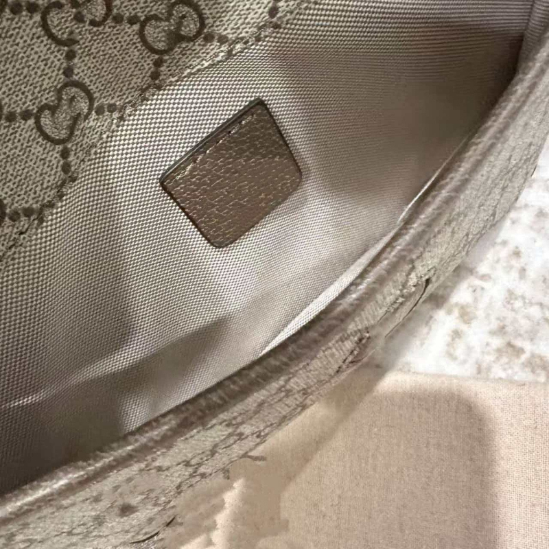 Torba messenger od prave kože s monogramom, širokim prugastim remenom za rame; torba za pojas, prsna i crossbody za žene