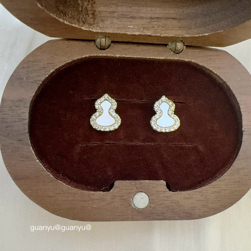 Naušnice od školjke s kalabasa oblikom, mikro pavé cirkonima, postava od srebra 925, elegantne i svestrane