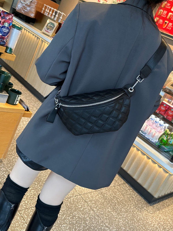 9108-3 Ženska mekana kožna crossbody torbica, 2025 nova verzija, široka naramenica, karirani uzorak, svakodnevna torba