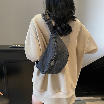 2025 Ženska crossbody torba od opranog denima, velika kapaciteta, umjetnički stil, ulična moda, s jednim remenom