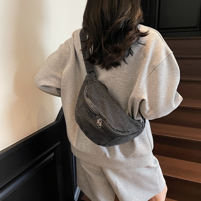 2025 Ženska crossbody torba od opranog denima, velika kapaciteta, umjetnički stil, ulična moda, s jednim remenom