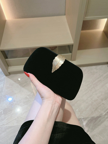Crna baršunasta večernja torbica – iznimno elegantan clutch za vjenčanja i zabave